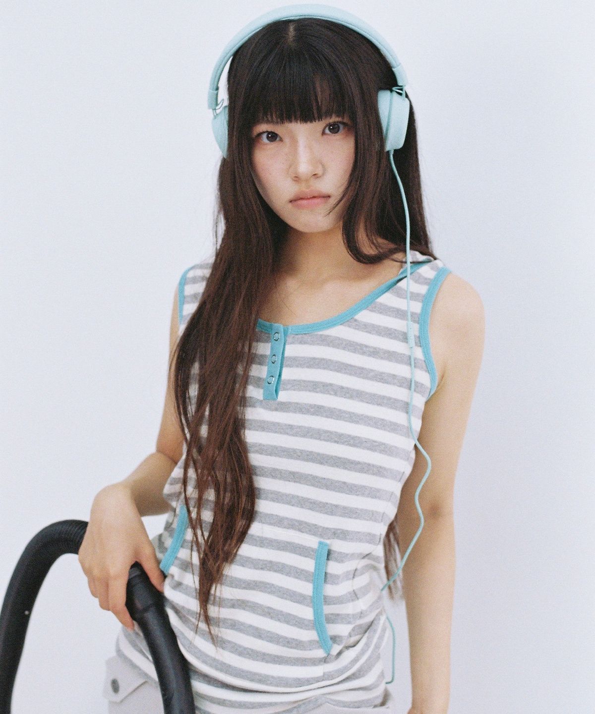 잇자바이브(ITZAVIBE) STRIPE HENLEY HOOD SLEEVELESS - GRAY