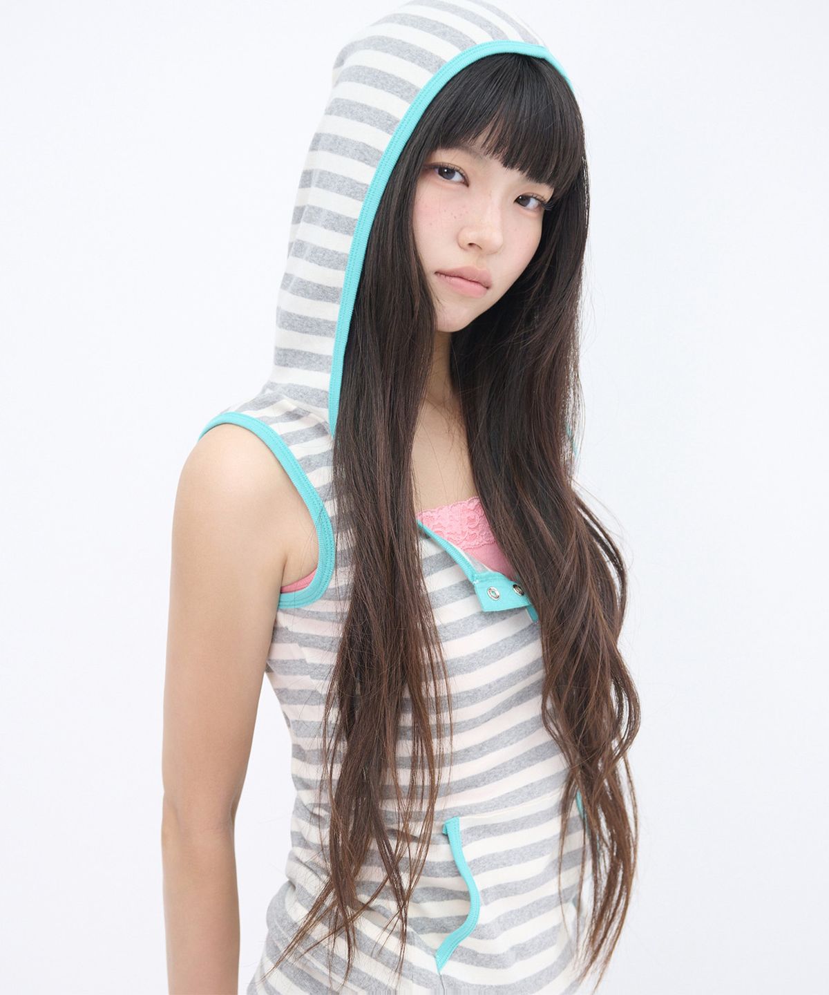 잇자바이브(ITZAVIBE) STRIPE HENLEY HOOD SLEEVELESS - GRAY
