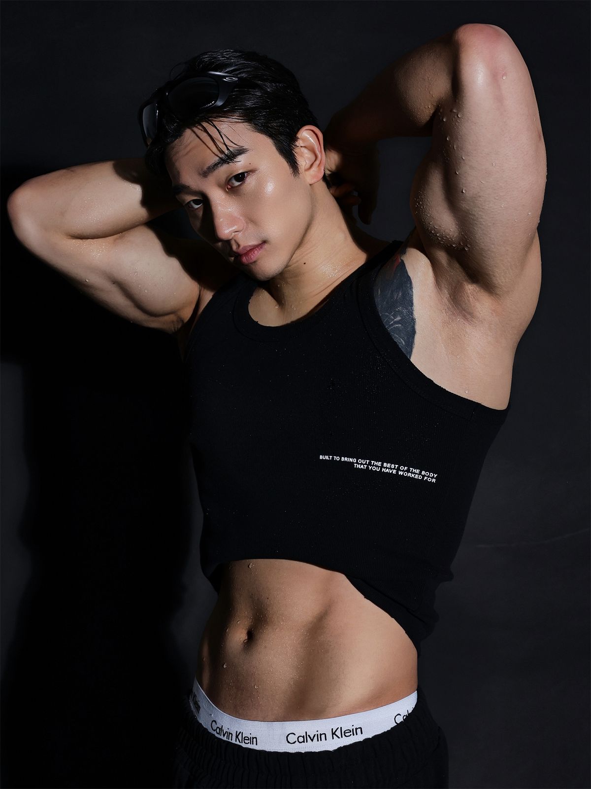 핸틀(HENTLE) 디스트로이드 립 슬리브리스 블랙(화이트 로고)