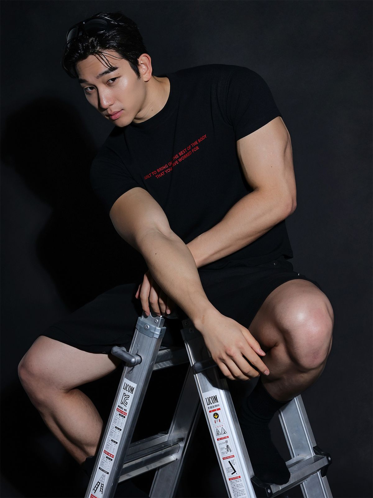 핸틀(HENTLE) 바디 시그니처핏 티셔츠 블랙(딥레드 로고)