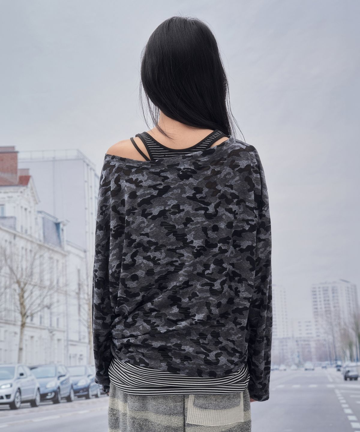 솜속(SOMSOC) VOER CAMO ASYMMETRY TOP _CHARCOAL