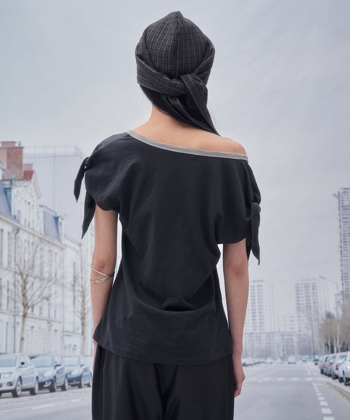 솜속(SOMSOC) RICO EMBLEM TIED TOP_CHARCOAL
