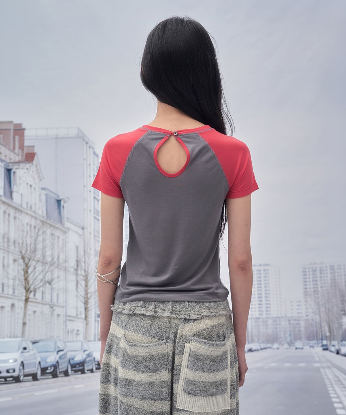 솜속(SOMSOC) BONNIE RAGLAN BACK CUT-OUT T-SHIRT_SCARLET
