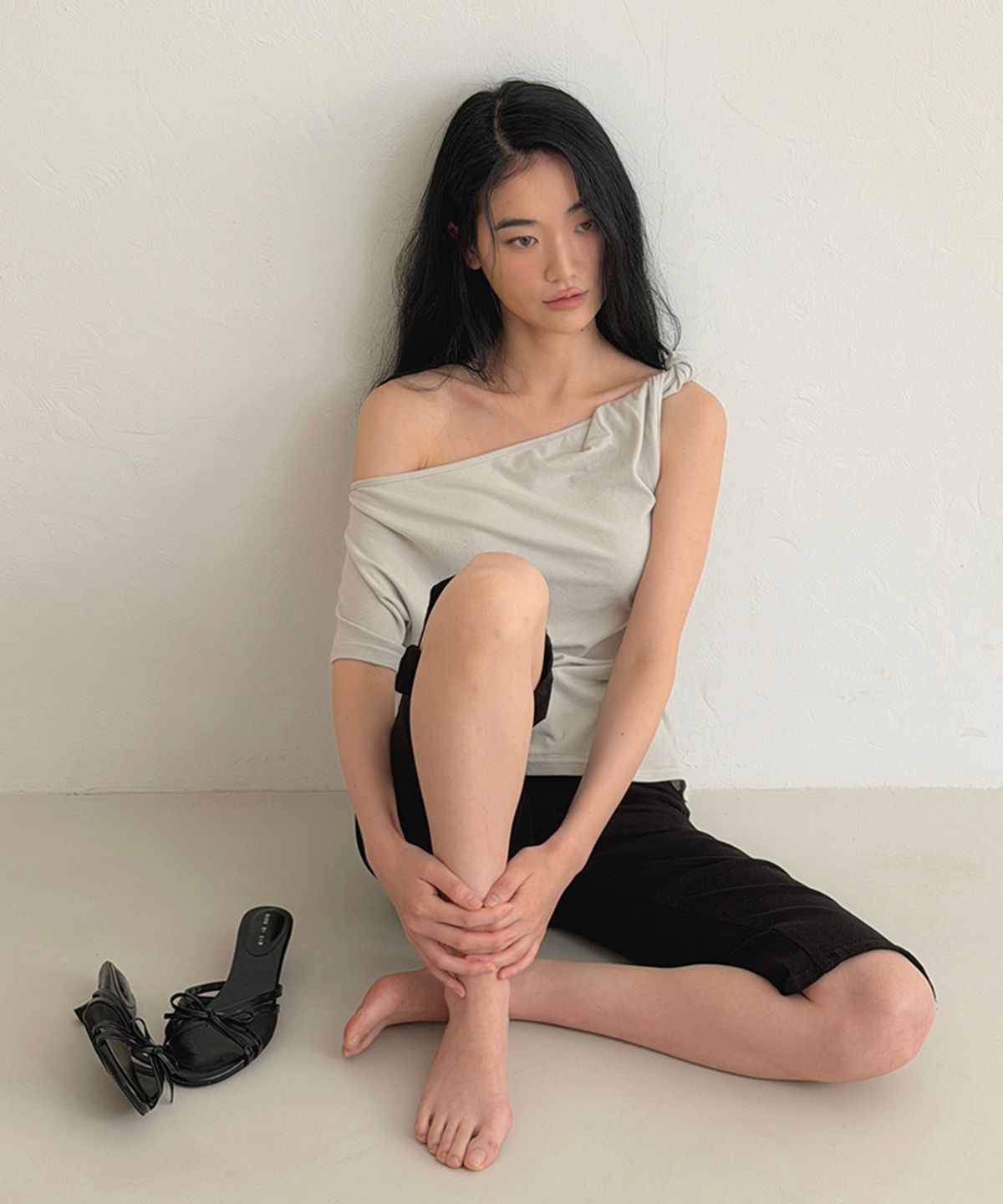스트라이프마가린(STMG) 드레이프 셔링 원숄더 슬림 반팔 연그레이