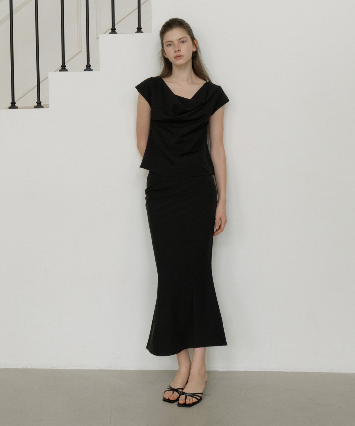 리올그(REORG) GIR DRAPE HALF BLOUSE BLACK
