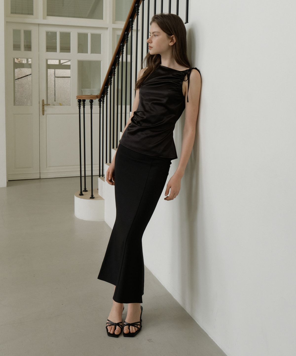 리올그(REORG) GIR SHOULDER SHIRRING SLEEVELESS BLACK