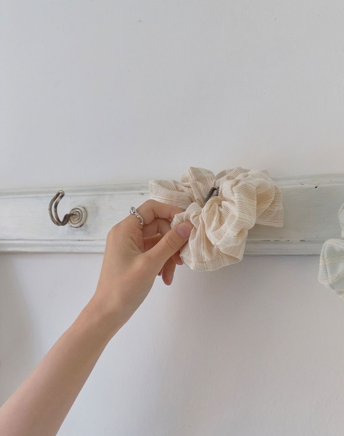 앤무오유(NMOU) Stitch stripe scrunchie (2colors)