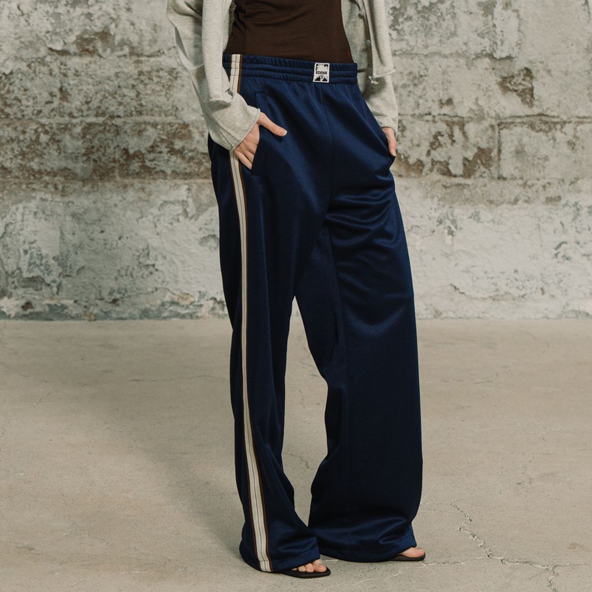 에데닉(EDENIK) 크루 테이프 포인트 스트레이트 트랙 팬츠