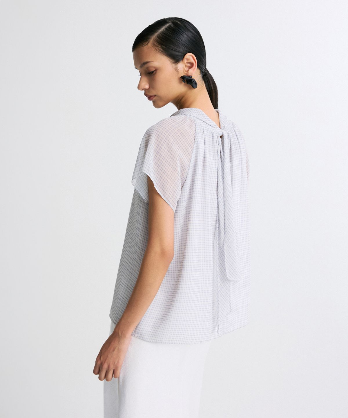 리이(RE RHEE) CHECKED CHIFFON TIE-NECK BLOUSE