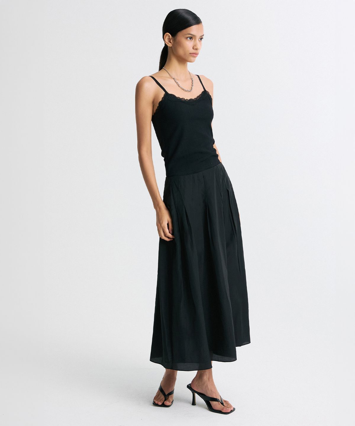 리이(RE RHEE) FRONT-TUCK SILKY PLEATED SKIRT