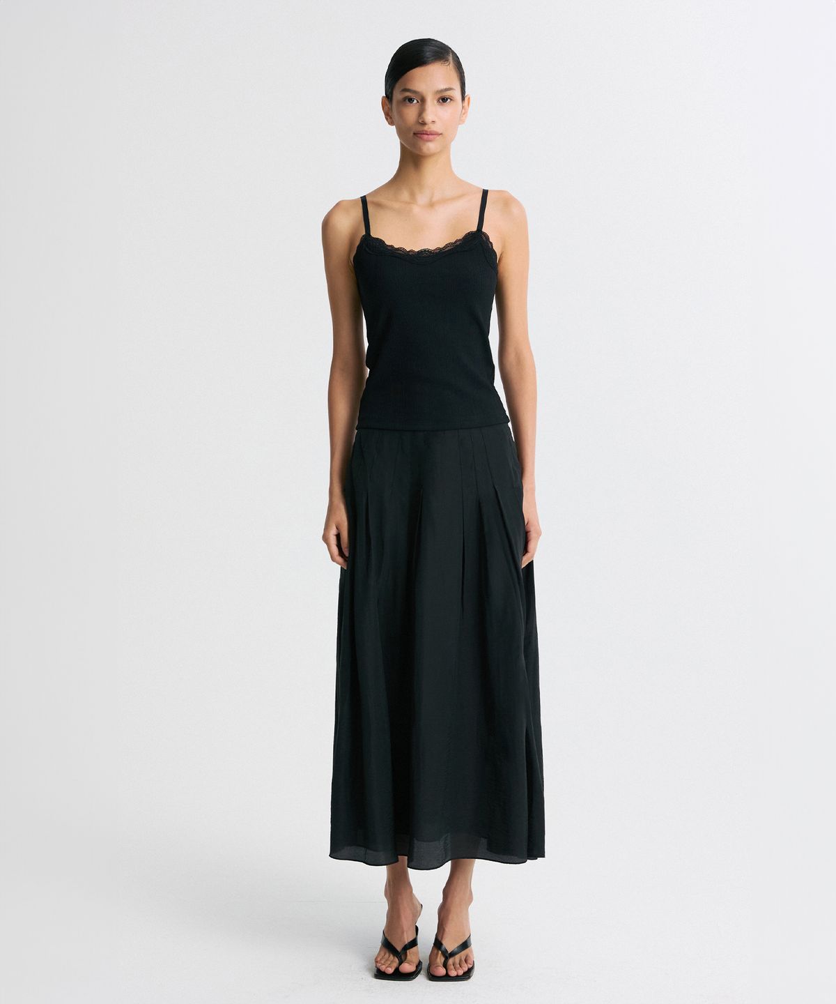 리이(RE RHEE) FRONT-TUCK SILKY PLEATED SKIRT
