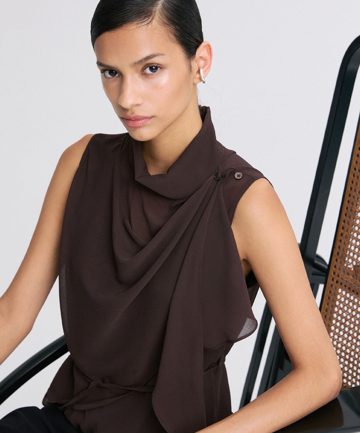 리이(RE RHEE) BELTED DRAPED SLEEVELESS BLOUSE