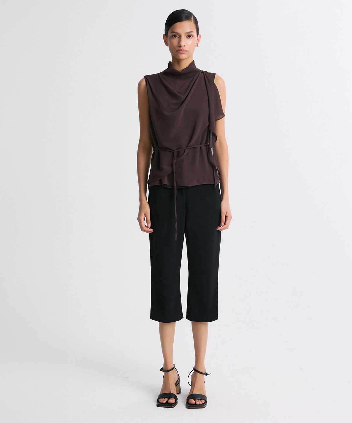 리이(RE RHEE) BELTED DRAPED SLEEVELESS BLOUSE