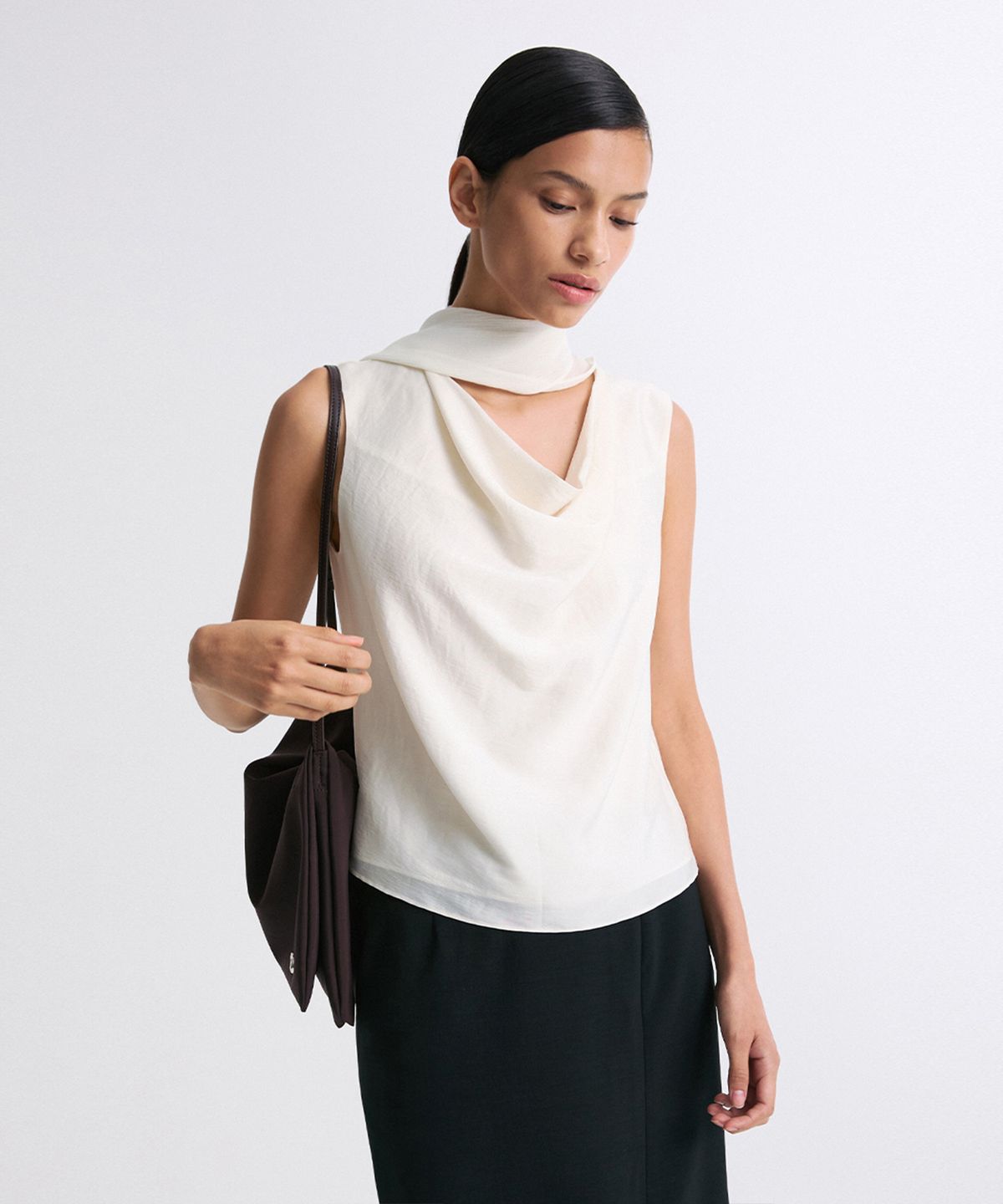 리이(RE RHEE) SCARF-NECK DRAPED SLEEVELESS BLOUSE