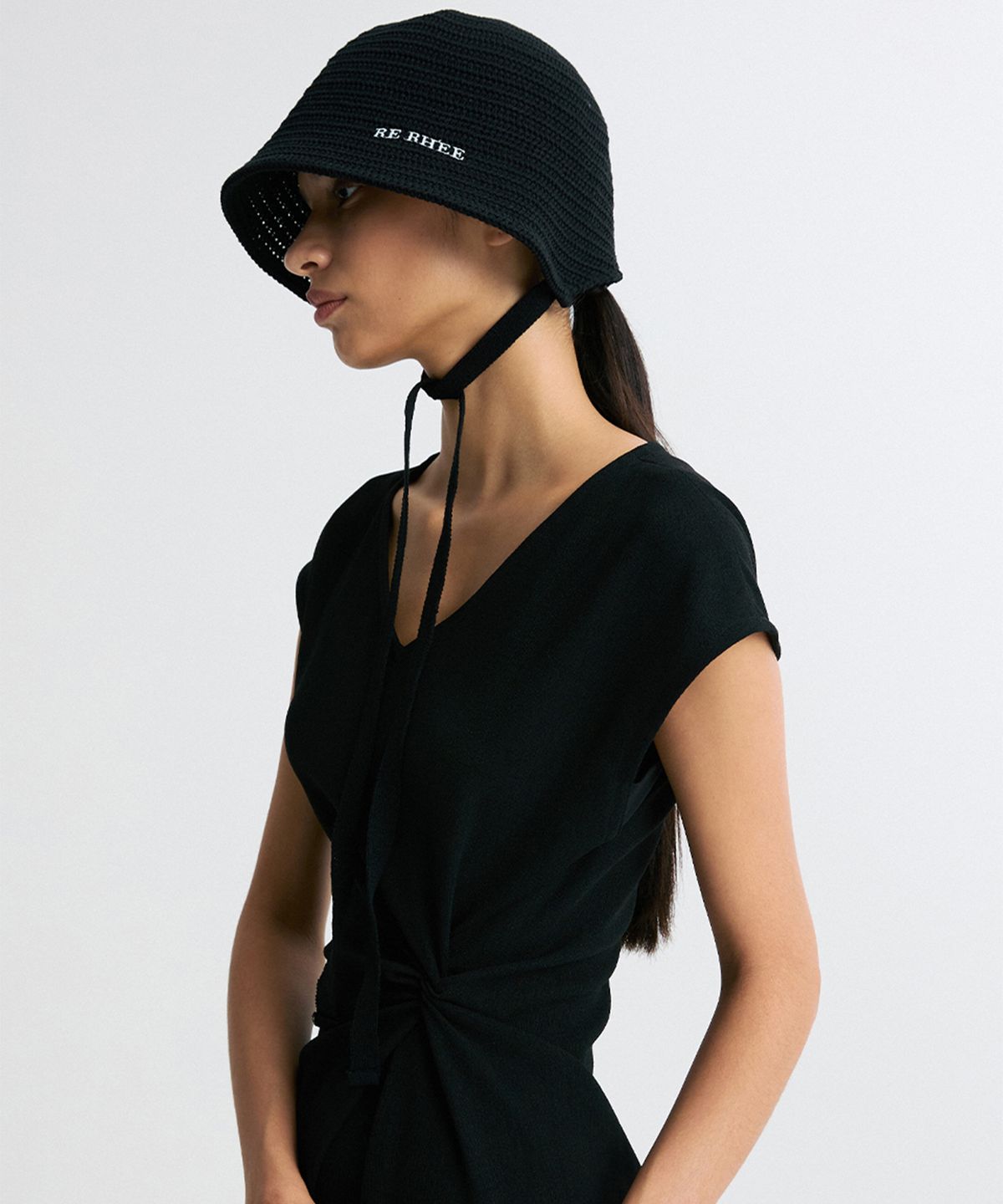 리이(RE RHEE) DETACHABLE STRAP CROCHET BUCKET HAT BLACK