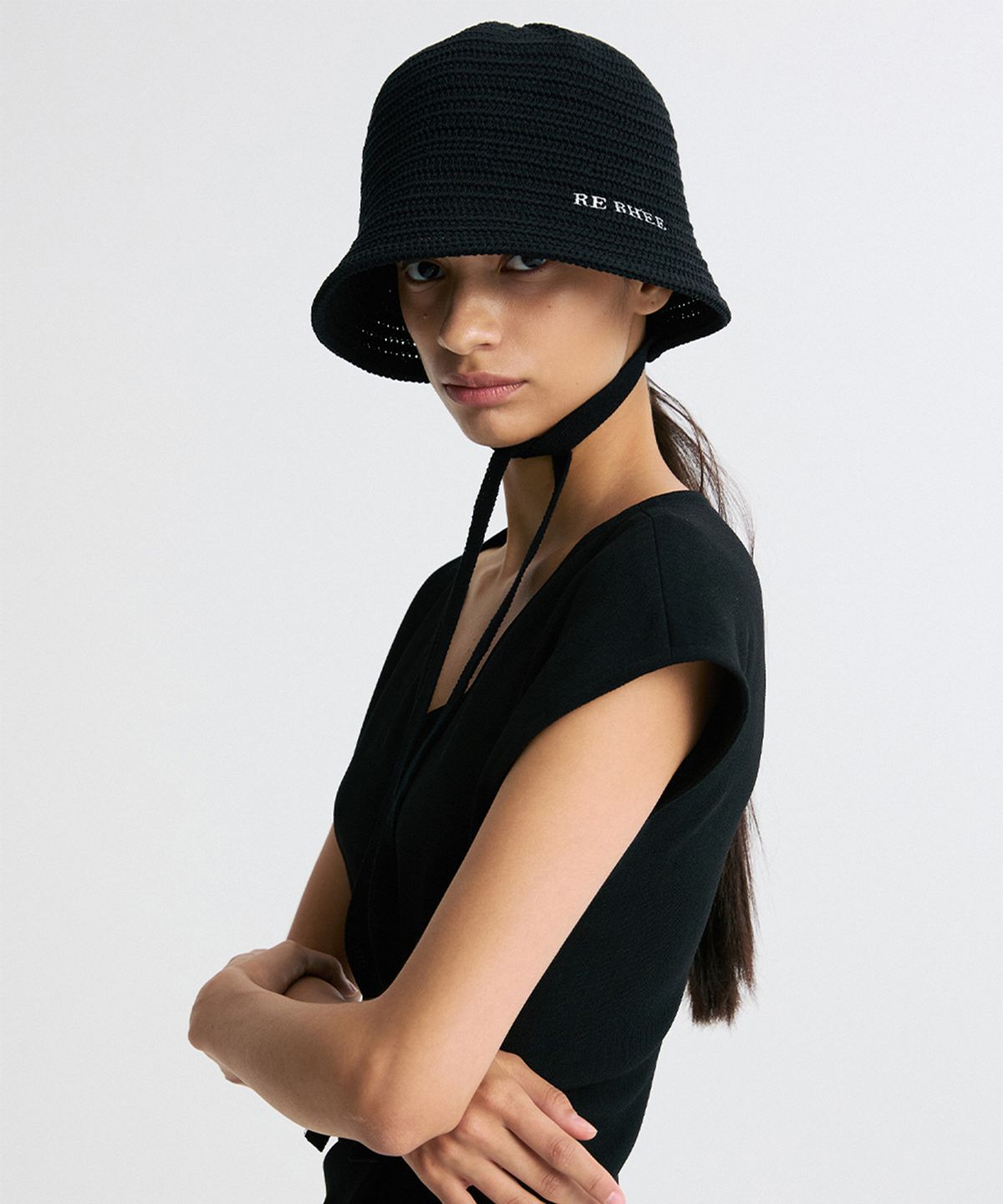 리이(RE RHEE) DETACHABLE STRAP CROCHET BUCKET HAT BLACK