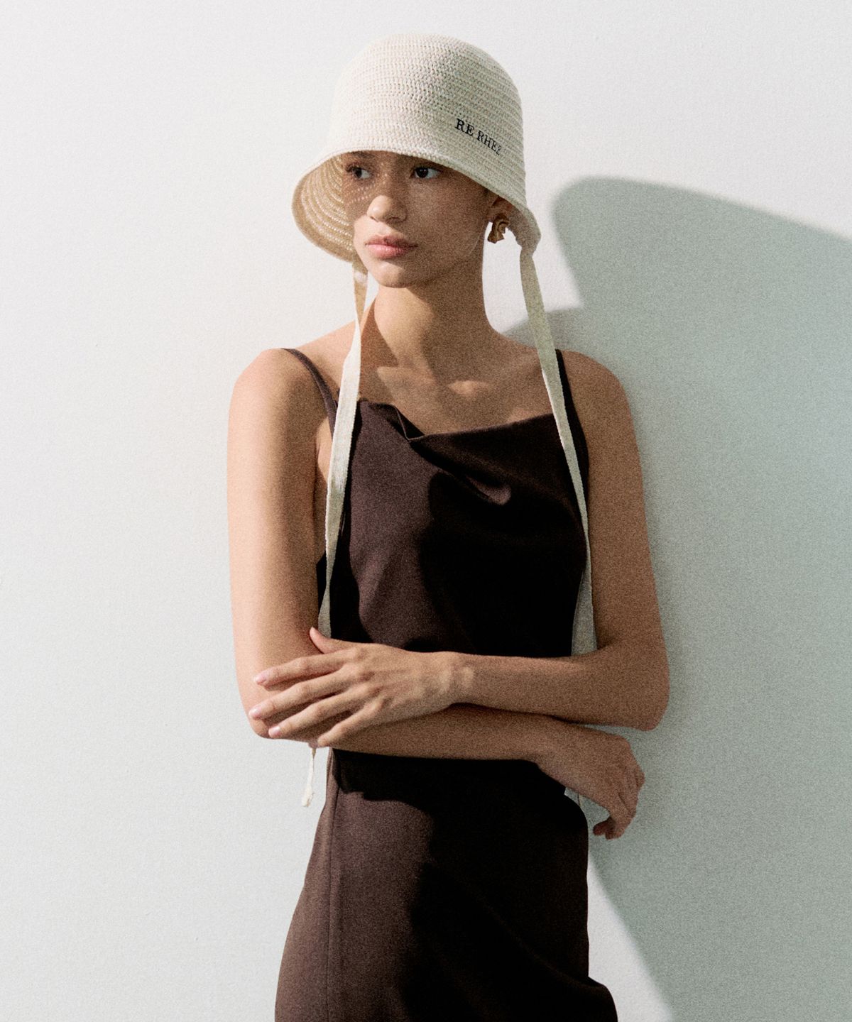 리이(RE RHEE) DETACHABLE STRAP CROCHET BUCKET HAT NATURAL