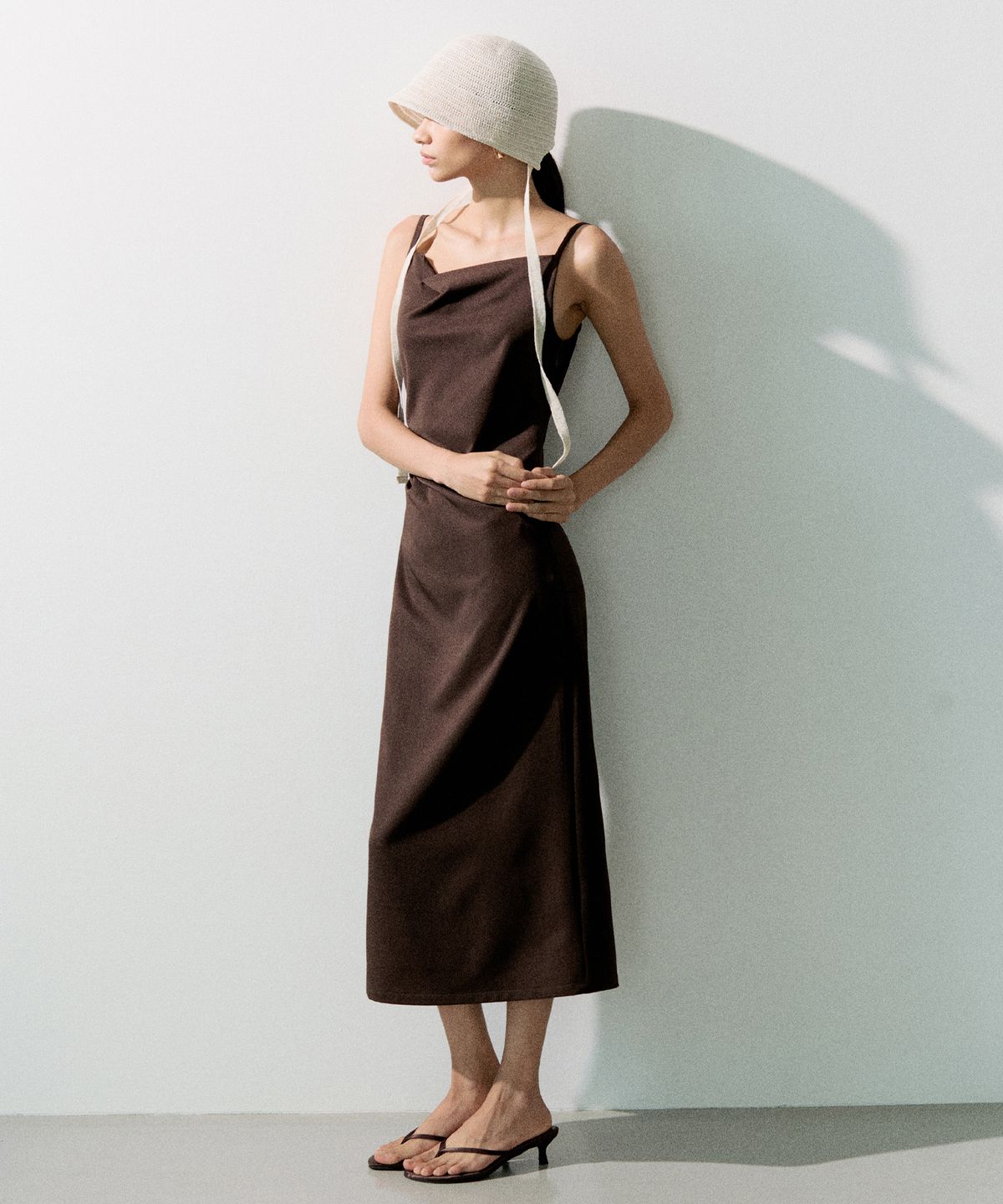 리이(RE RHEE) ZIP-HEM DRAPED MIDI DRESS CHOCOLATE