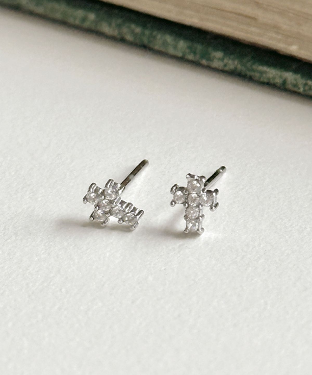바인듀(VINEDEW) 써지컬스틸 초미니 크로스 큐빅 귀걸이 E-101