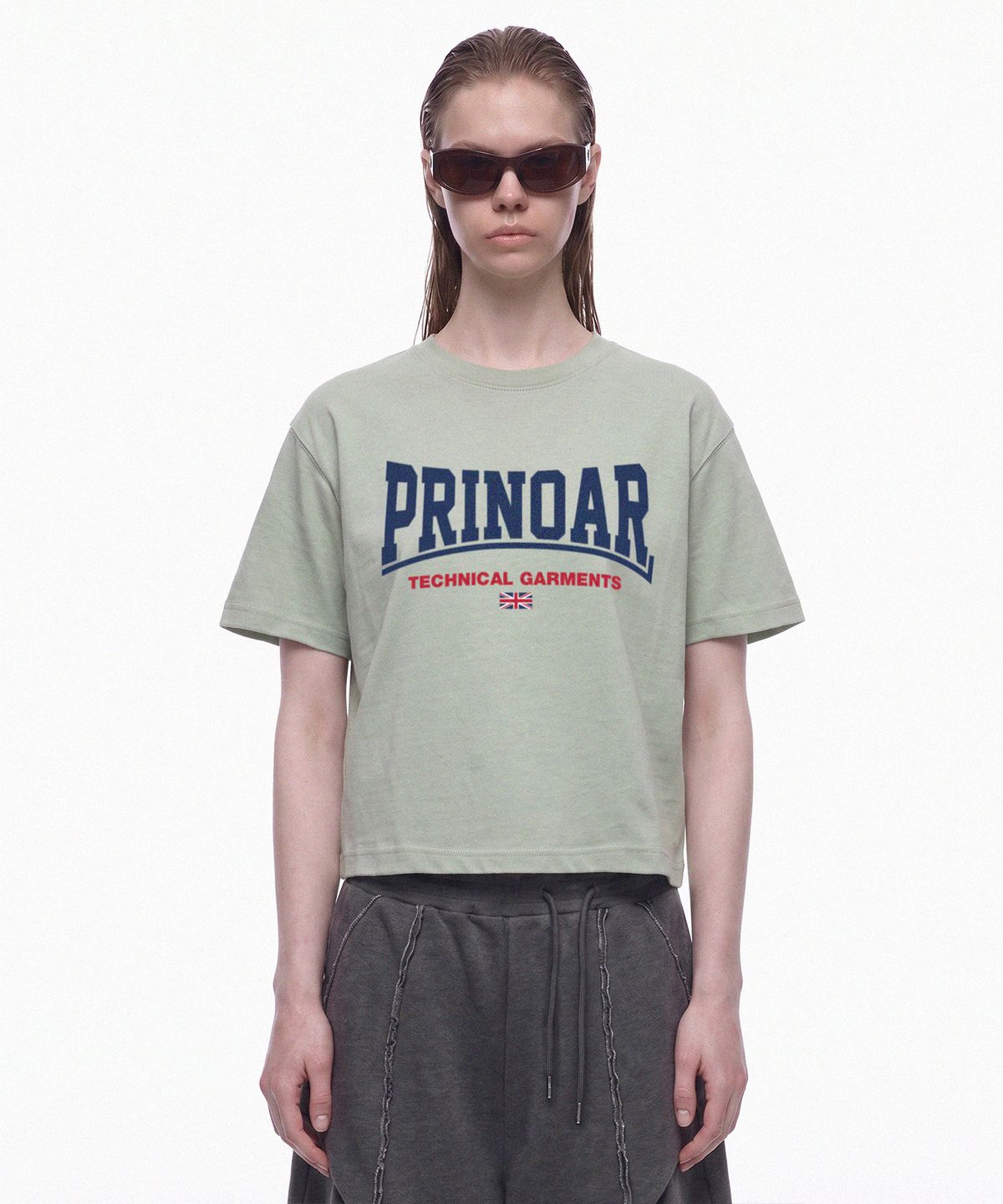 프리노어(PRINOAR) 보타이 로고01 세미 크롭 반팔 티셔츠 - 메도우 미스트