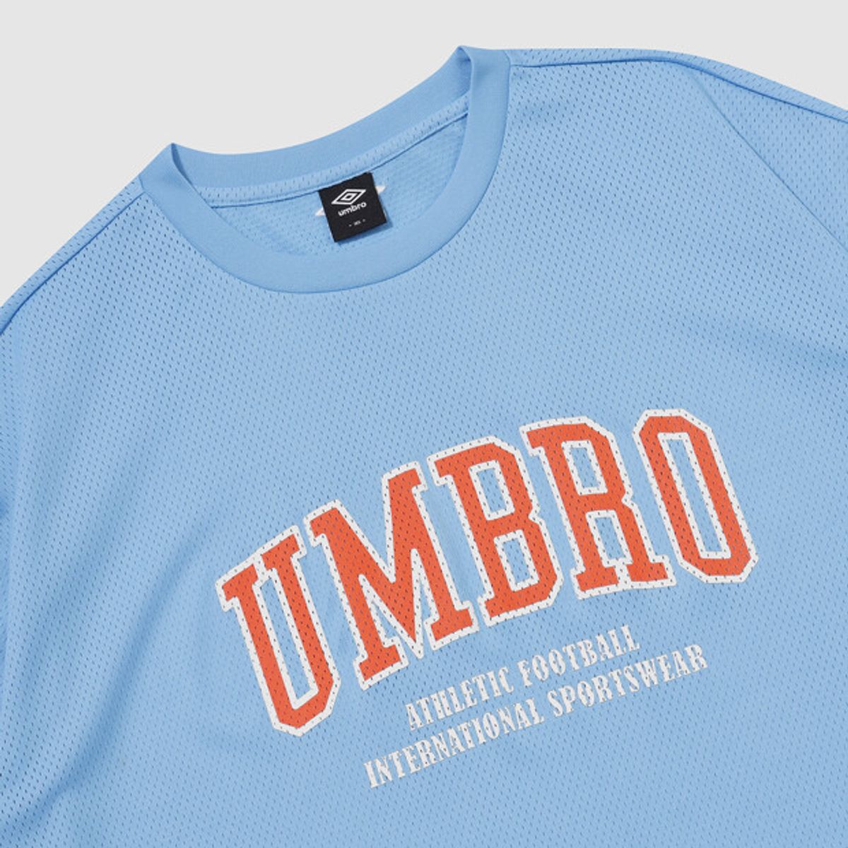 엄브로(UMBRO) 챈트 메쉬 그래픽 로고 긴팔 티셔츠 스카이블루 UR321CRL71