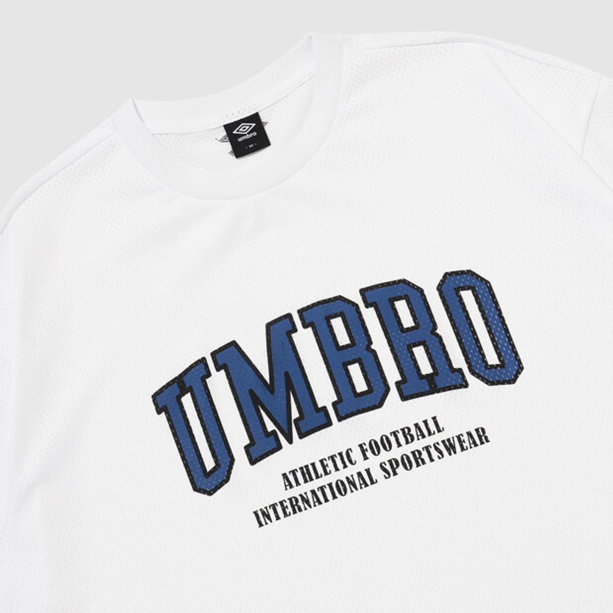엄브로(UMBRO) 챈트 메쉬 그래픽 로고 긴팔 티셔츠 화이트 UR321CRL71