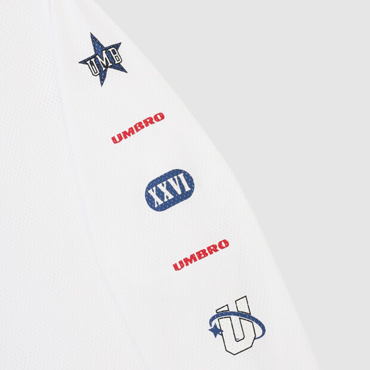 엄브로(UMBRO) 챈트 메쉬 그래픽 로고 긴팔 티셔츠 화이트 UR321CRL71