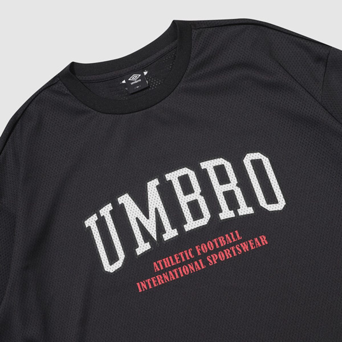 엄브로(UMBRO) 챈트 메쉬 그래픽 로고 긴팔 티셔츠 블랙 UR321CRL71