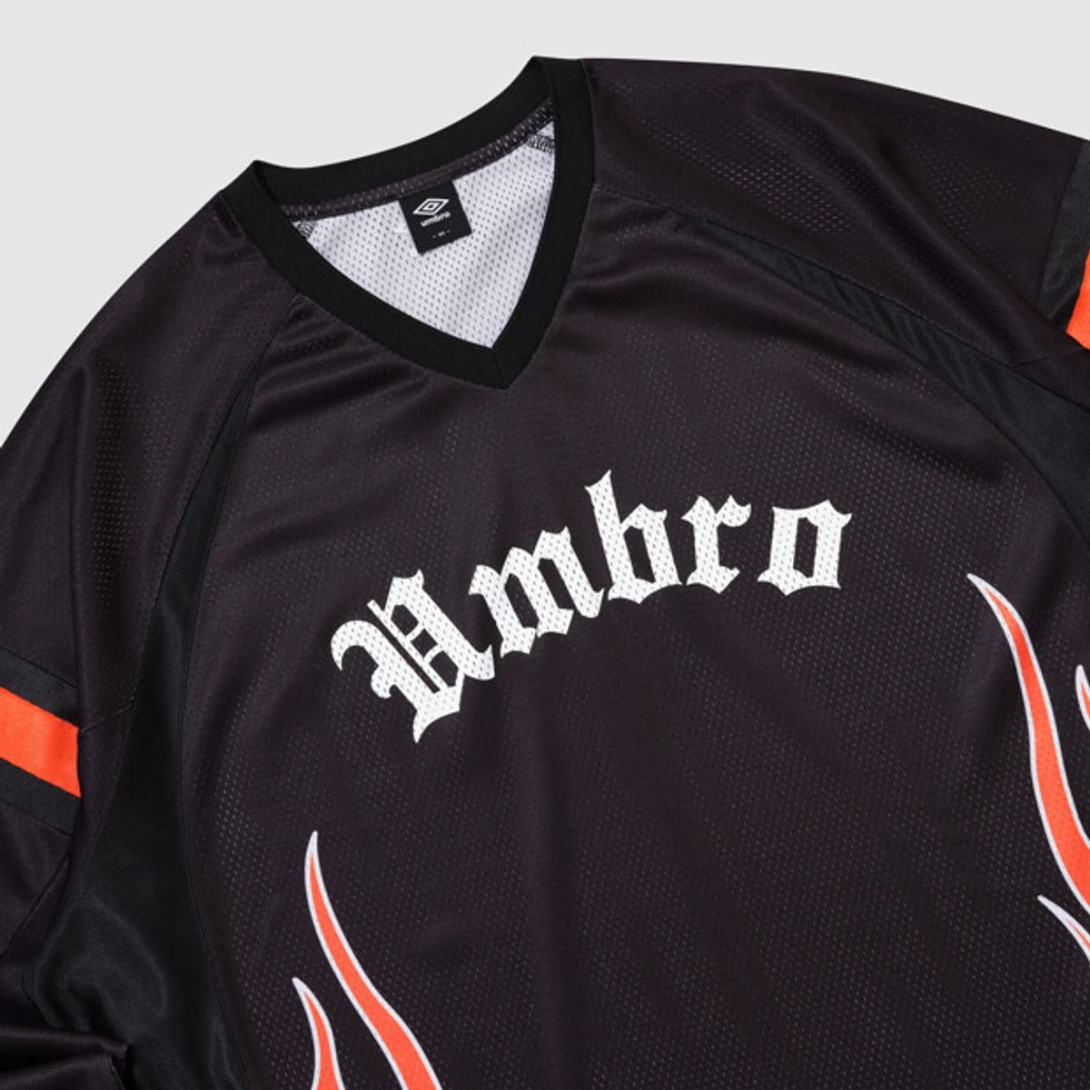 엄브로(UMBRO) 챈트 메쉬 플레임 긴팔 티셔츠 블랙 UR321CRL72