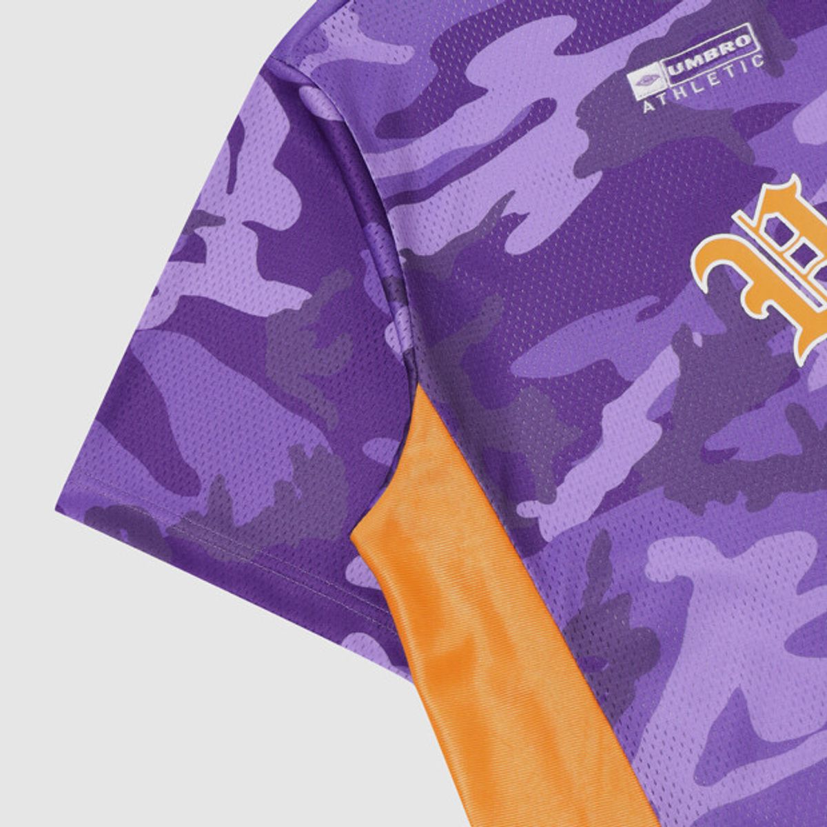 엄브로(UMBRO) 챈트 메쉬 카모 그래픽 반팔 티셔츠 퍼플 UR321CRS79
