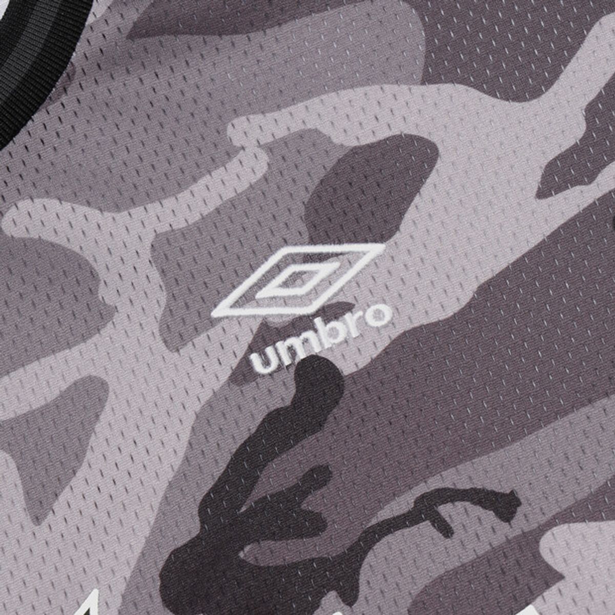엄브로(UMBRO) 챈트 메쉬 카모 그래픽 반팔 티셔츠 블랙 UR321CRS79