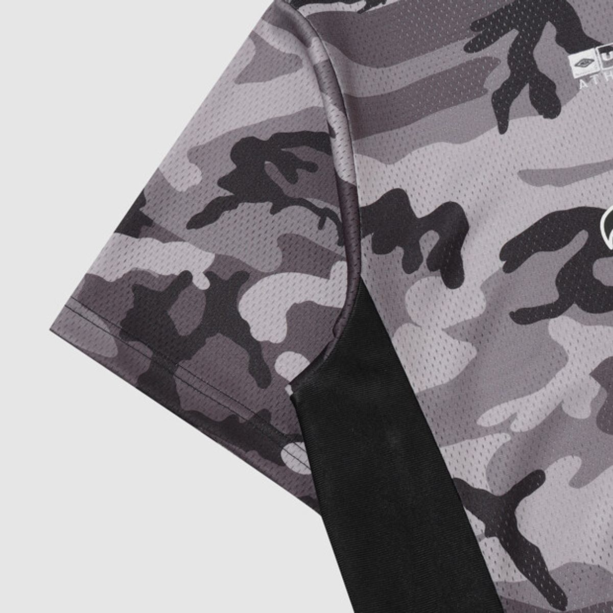 엄브로(UMBRO) 챈트 메쉬 카모 그래픽 반팔 티셔츠 블랙 UR321CRS79