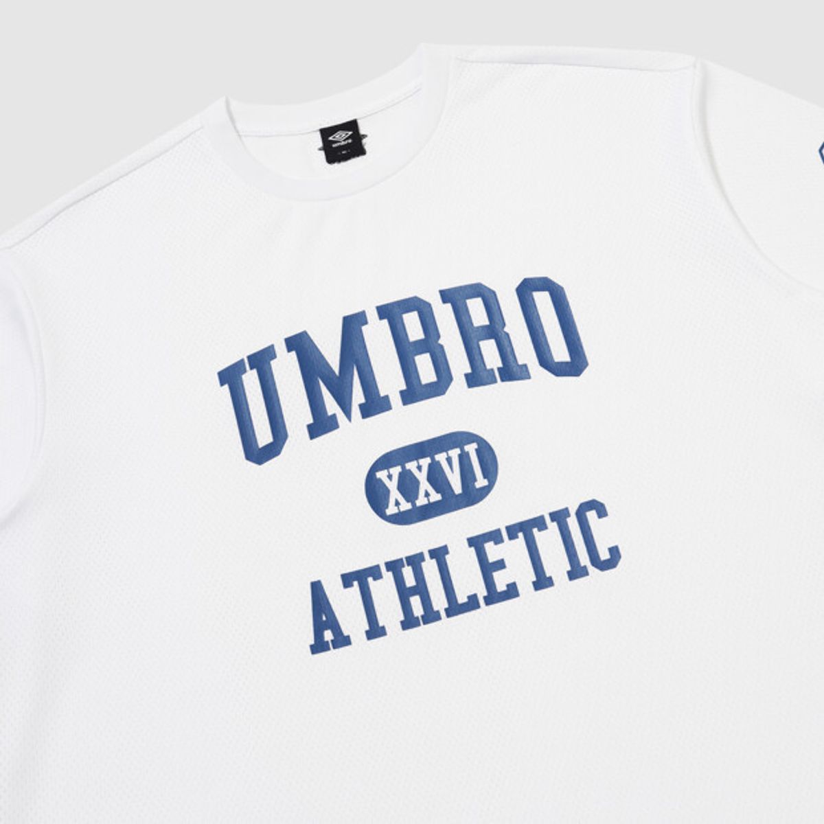 엄브로(UMBRO) 챈트 메쉬 그래픽 로고 반팔 티셔츠 화이트 UR321CRS74
