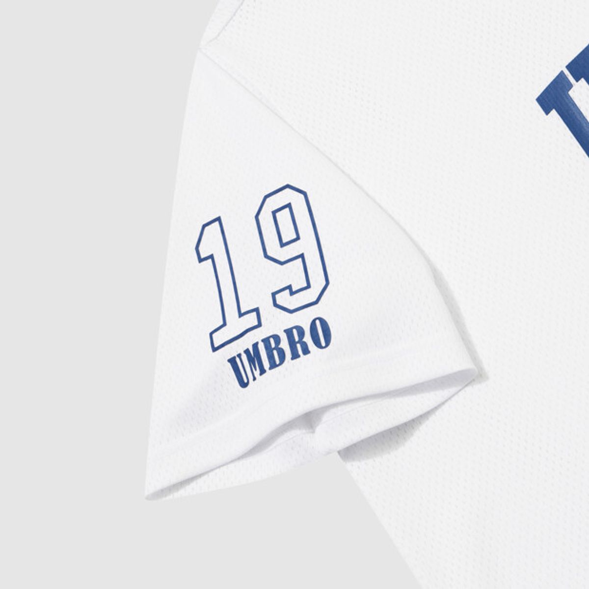 엄브로(UMBRO) 챈트 메쉬 그래픽 로고 반팔 티셔츠 화이트 UR321CRS74