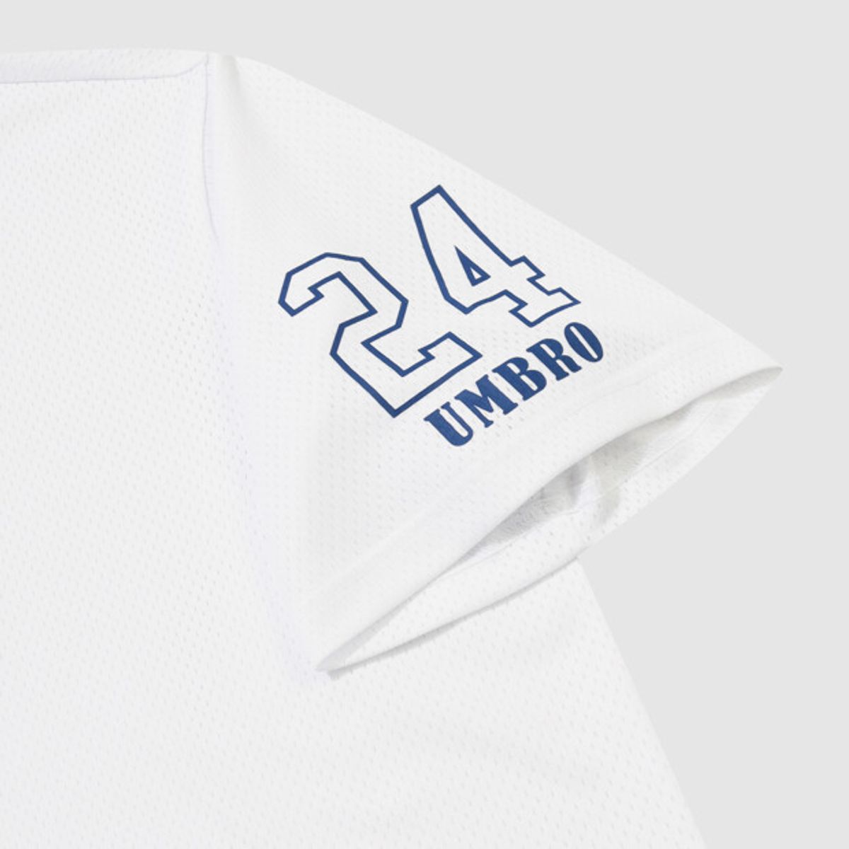 엄브로(UMBRO) 챈트 메쉬 그래픽 로고 반팔 티셔츠 화이트 UR321CRS74