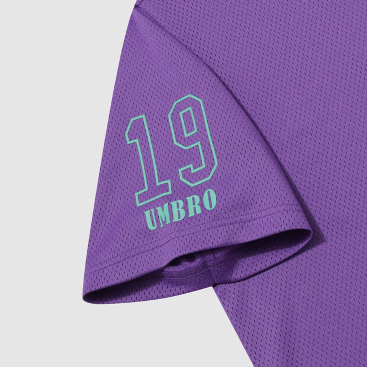 엄브로(UMBRO) 챈트 메쉬 그래픽 로고 반팔 티셔츠 퍼플 UR321CRS74