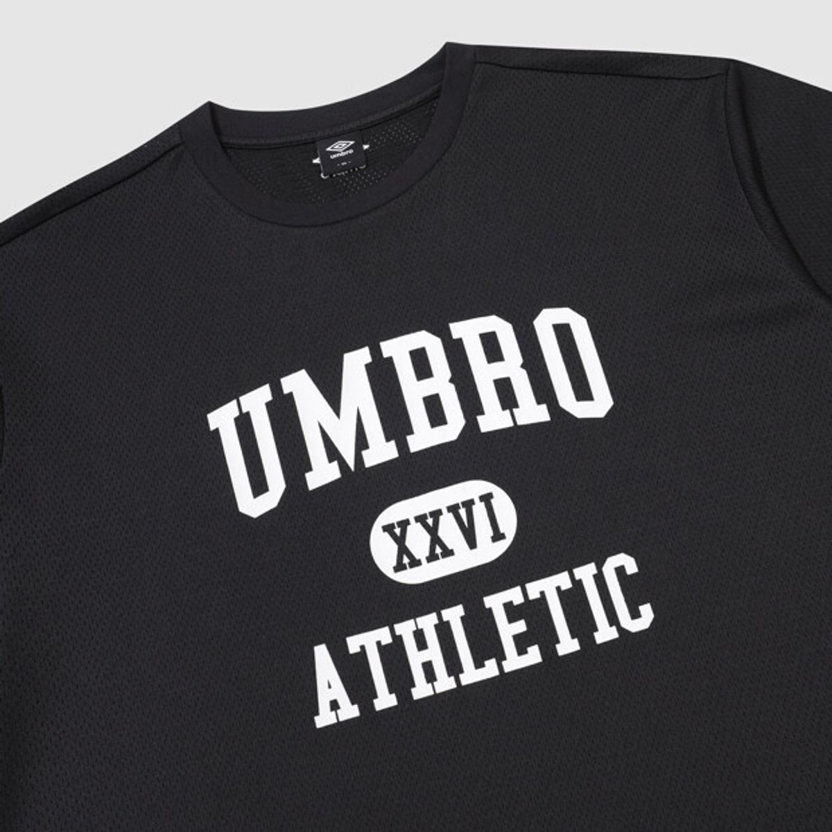 엄브로(UMBRO) 챈트 메쉬 그래픽 로고 반팔 티셔츠 블랙 UR321CRS74