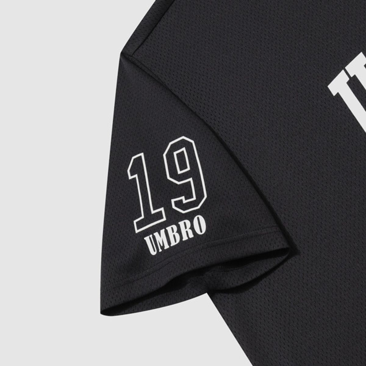 엄브로(UMBRO) 챈트 메쉬 그래픽 로고 반팔 티셔츠 블랙 UR321CRS74