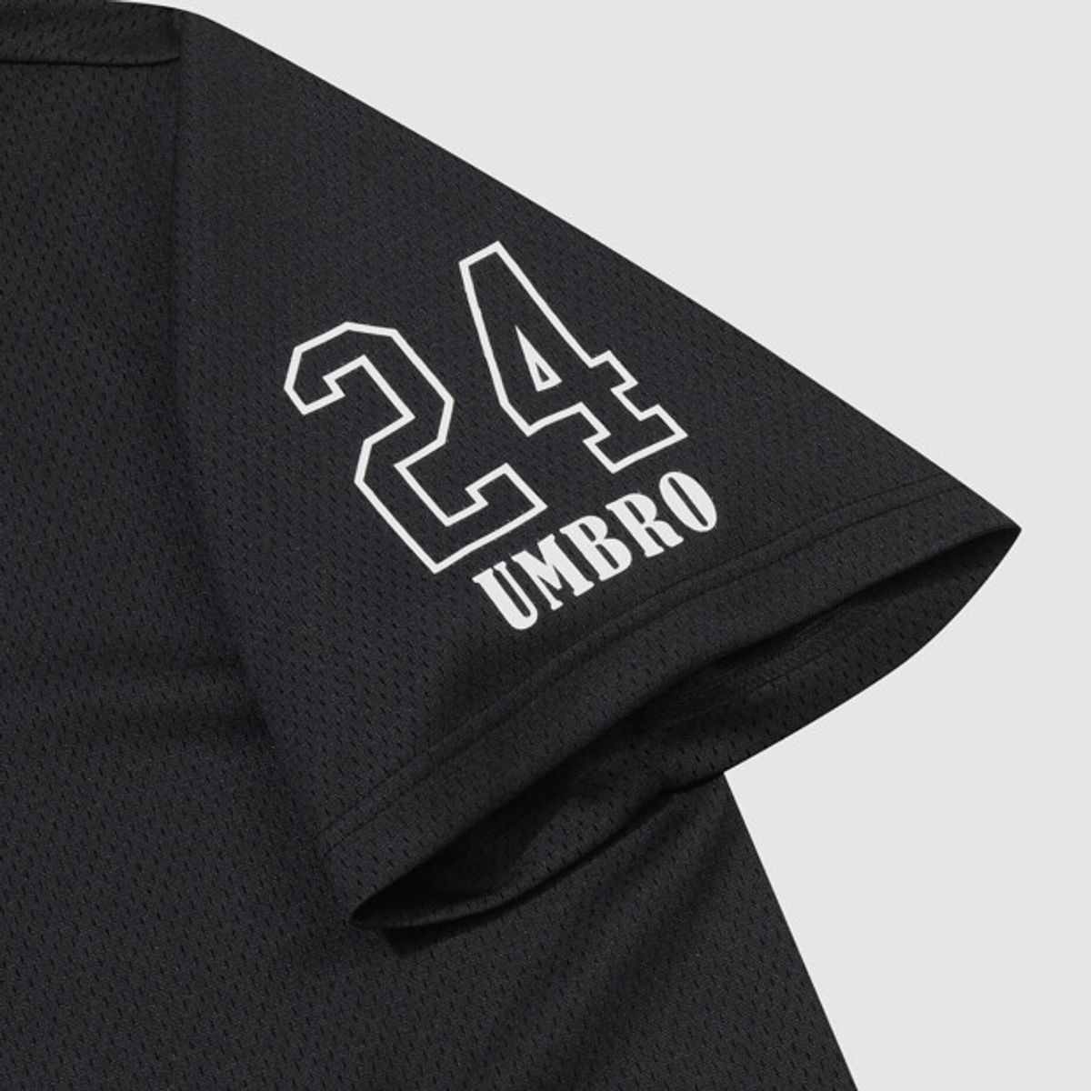 엄브로(UMBRO) 챈트 메쉬 그래픽 로고 반팔 티셔츠 블랙 UR321CRS74