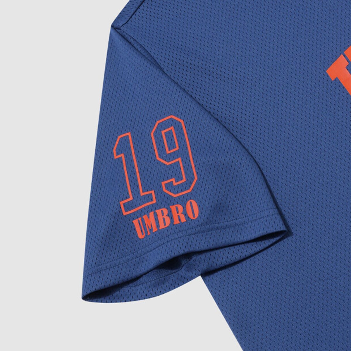 엄브로(UMBRO) 챈트 메쉬 그래픽 로고 반팔 티셔츠 블루 UR321CRS74