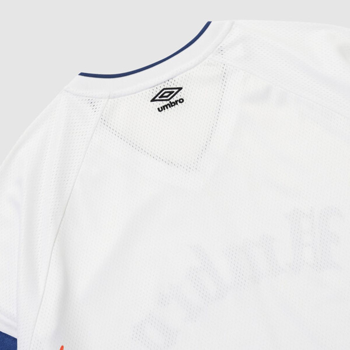 엄브로(UMBRO) 챈트 메쉬 플레임 긴팔 티셔츠 화이트 UR321CRL72