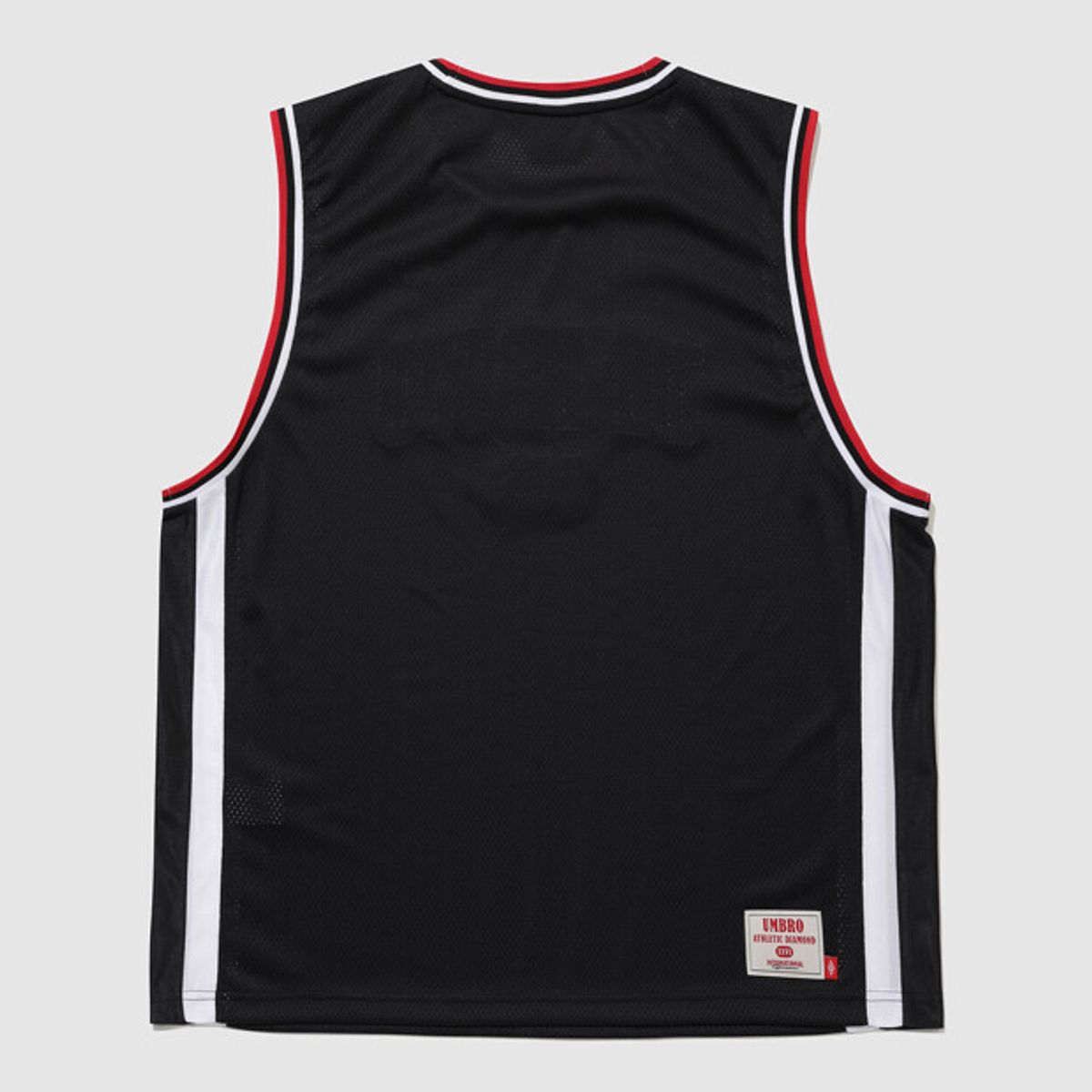 엄브로(UMBRO) 챈트 메쉬 그래픽 로고 슬리브리스 티셔츠 블랙 UR324CSL72