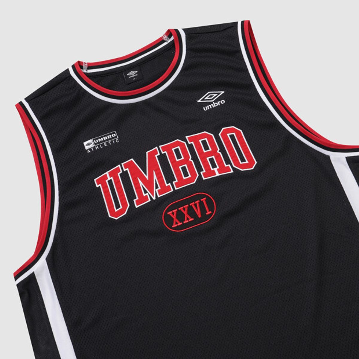 엄브로(UMBRO) 챈트 메쉬 그래픽 로고 슬리브리스 티셔츠 블랙 UR324CSL72