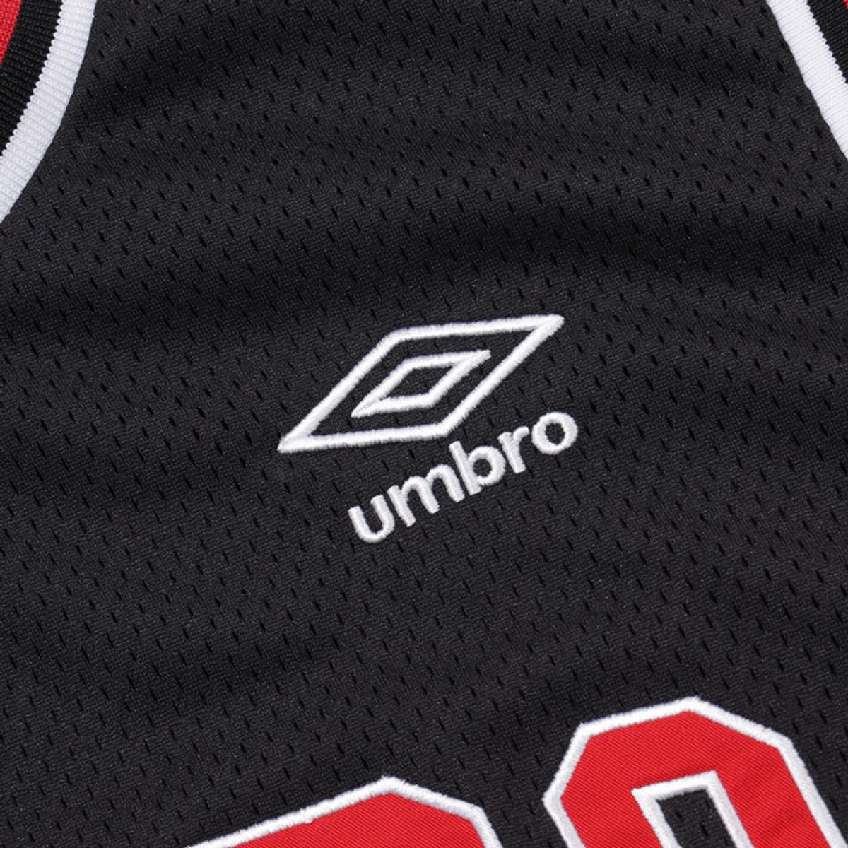 엄브로(UMBRO) 챈트 메쉬 그래픽 로고 슬리브리스 티셔츠 블랙 UR324CSL72