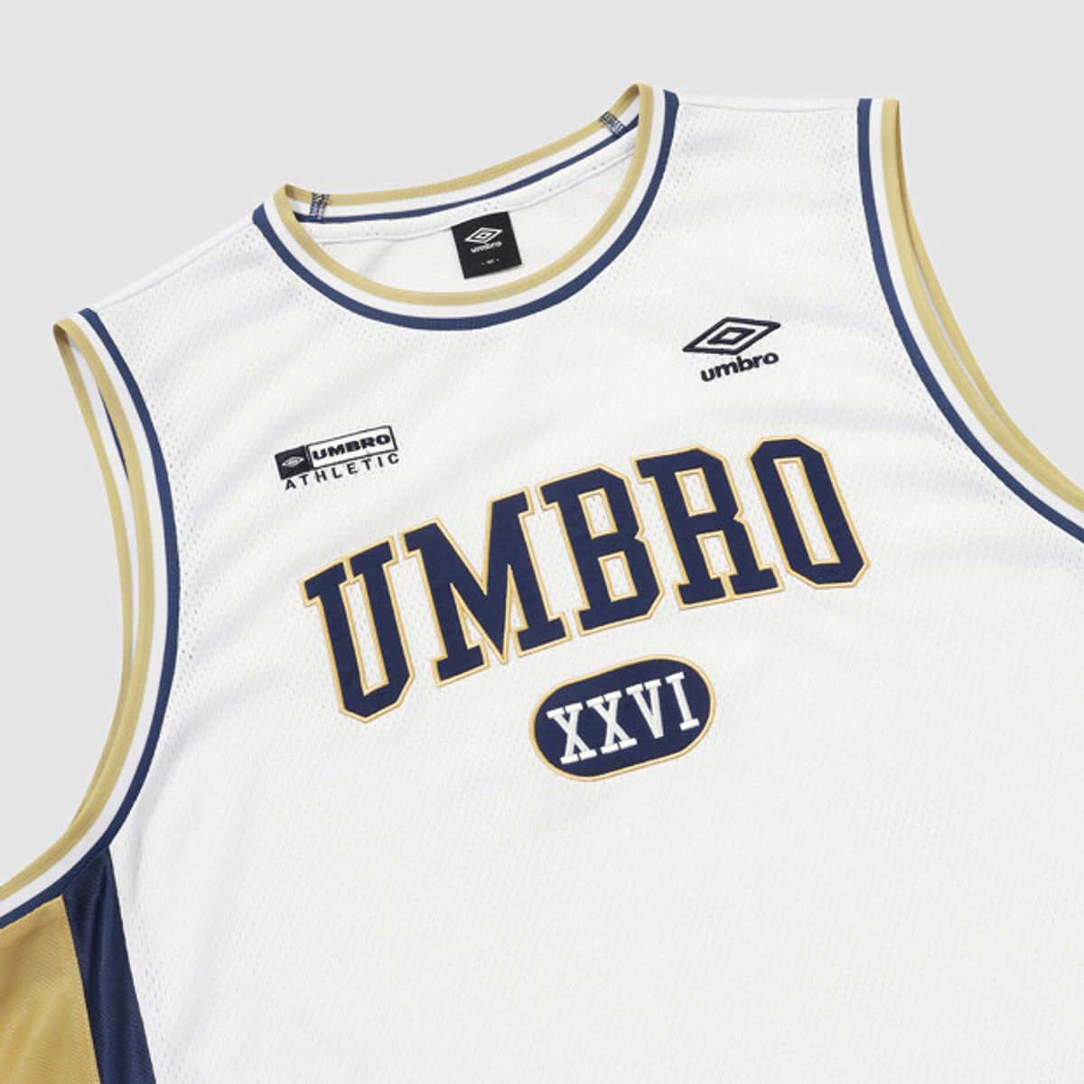엄브로(UMBRO) 챈트 메쉬 그래픽 로고 슬리브리스 티셔츠 화이트 UR324CSL72