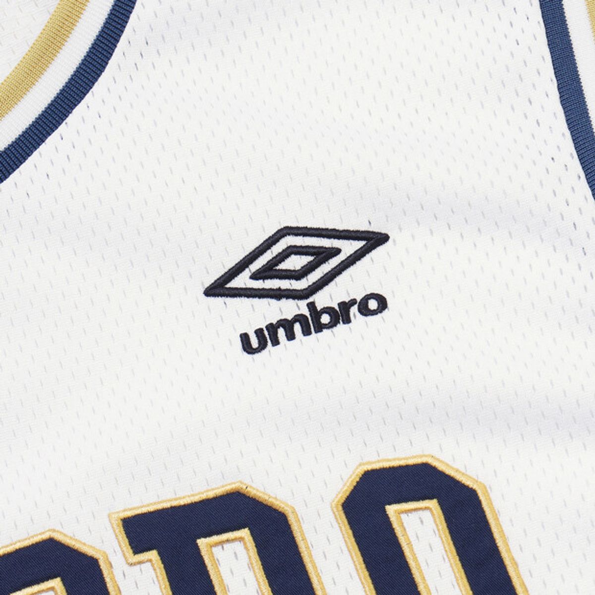 엄브로(UMBRO) 챈트 메쉬 그래픽 로고 슬리브리스 티셔츠 화이트 UR324CSL72