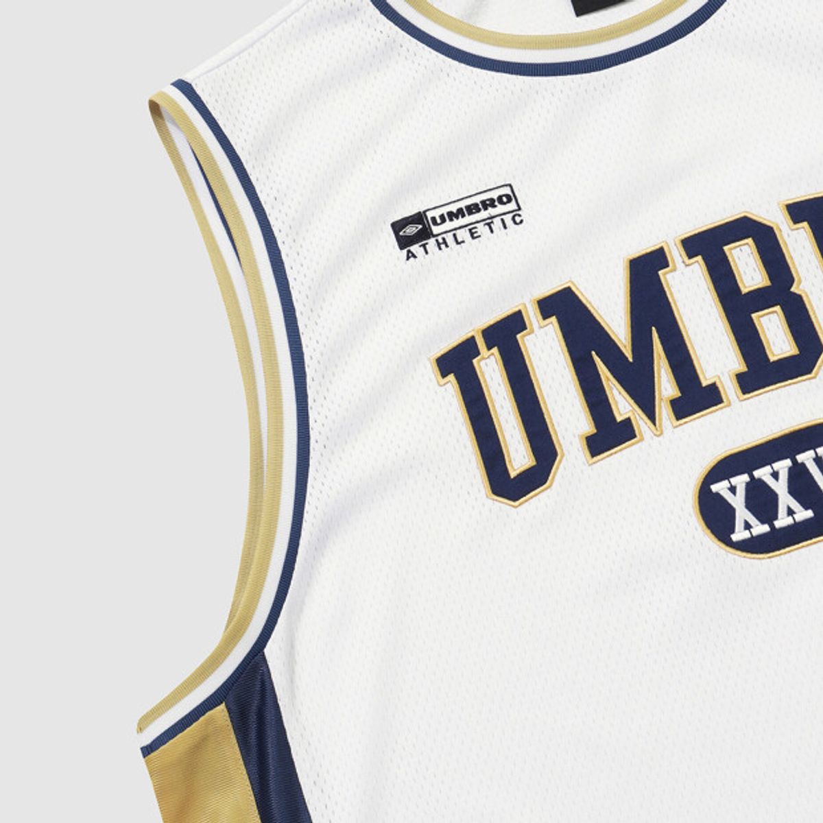 엄브로(UMBRO) 챈트 메쉬 그래픽 로고 슬리브리스 티셔츠 화이트 UR324CSL72