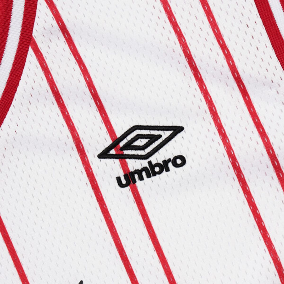 엄브로(UMBRO) 챈트 메쉬 그래픽 스프라이프 슬리브리스 티셔츠 화이트 UR321CSL71