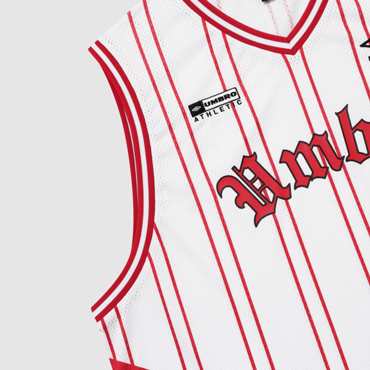 엄브로(UMBRO) 챈트 메쉬 그래픽 스프라이프 슬리브리스 티셔츠 화이트 UR321CSL71