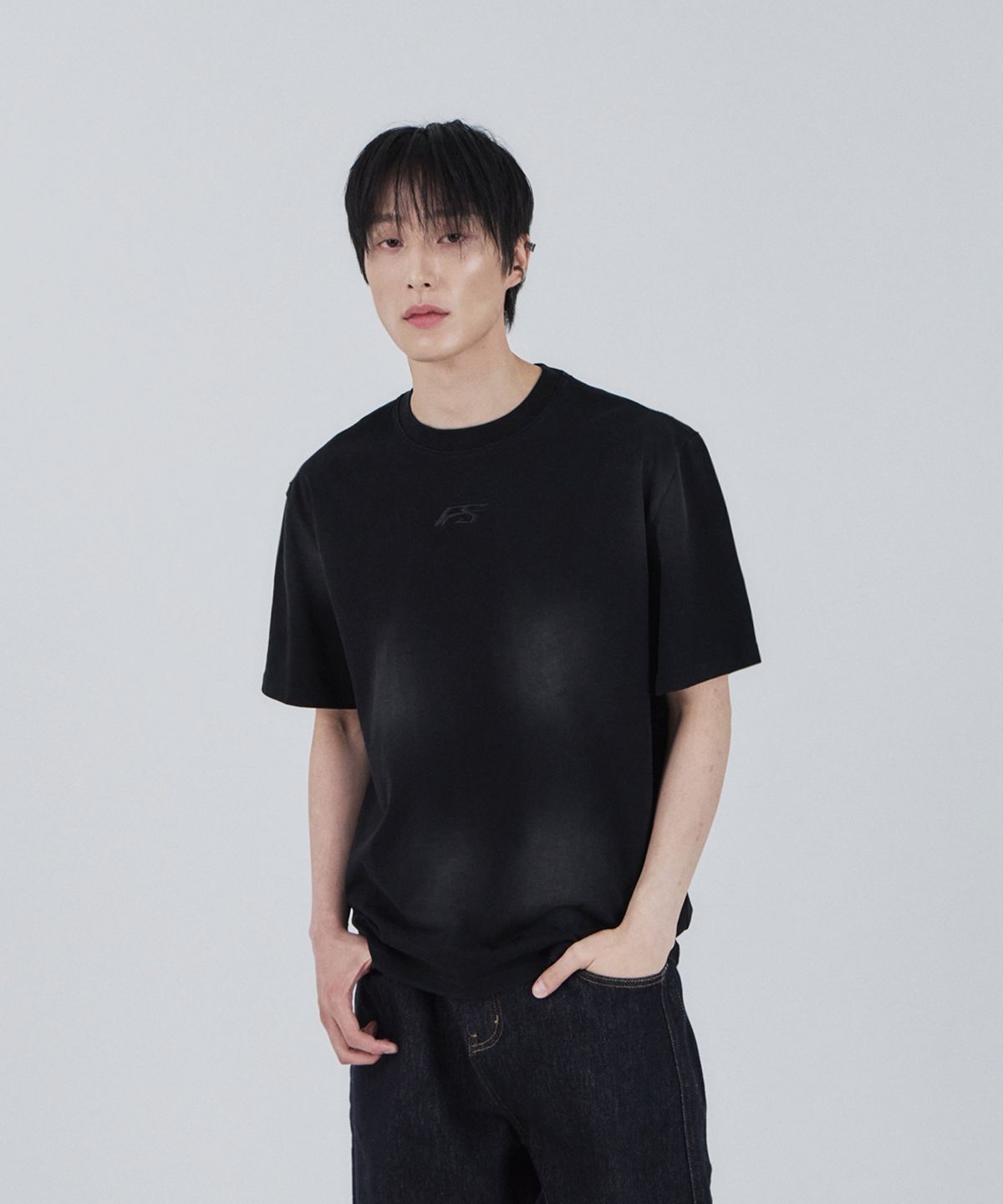 포스센스티브(FORCESENSITIVE) FS LOGO REGULAR FIT  T-SHIRT (WBK)